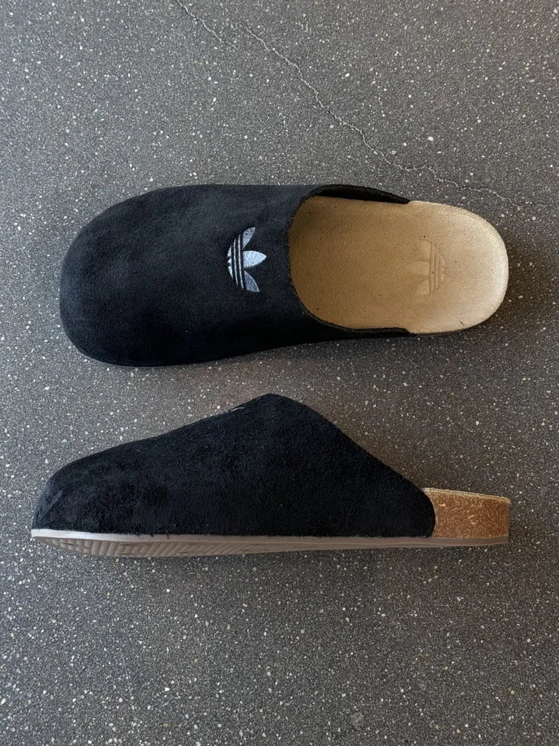 【2026年 6/12 発売】adidas Originals ADIMULE SLIDE “Core Black/Golden Beige” (アディダス オリジナルス アディミュール スライド “ブラック/ベージュ”) [JQ4367/JR3587]