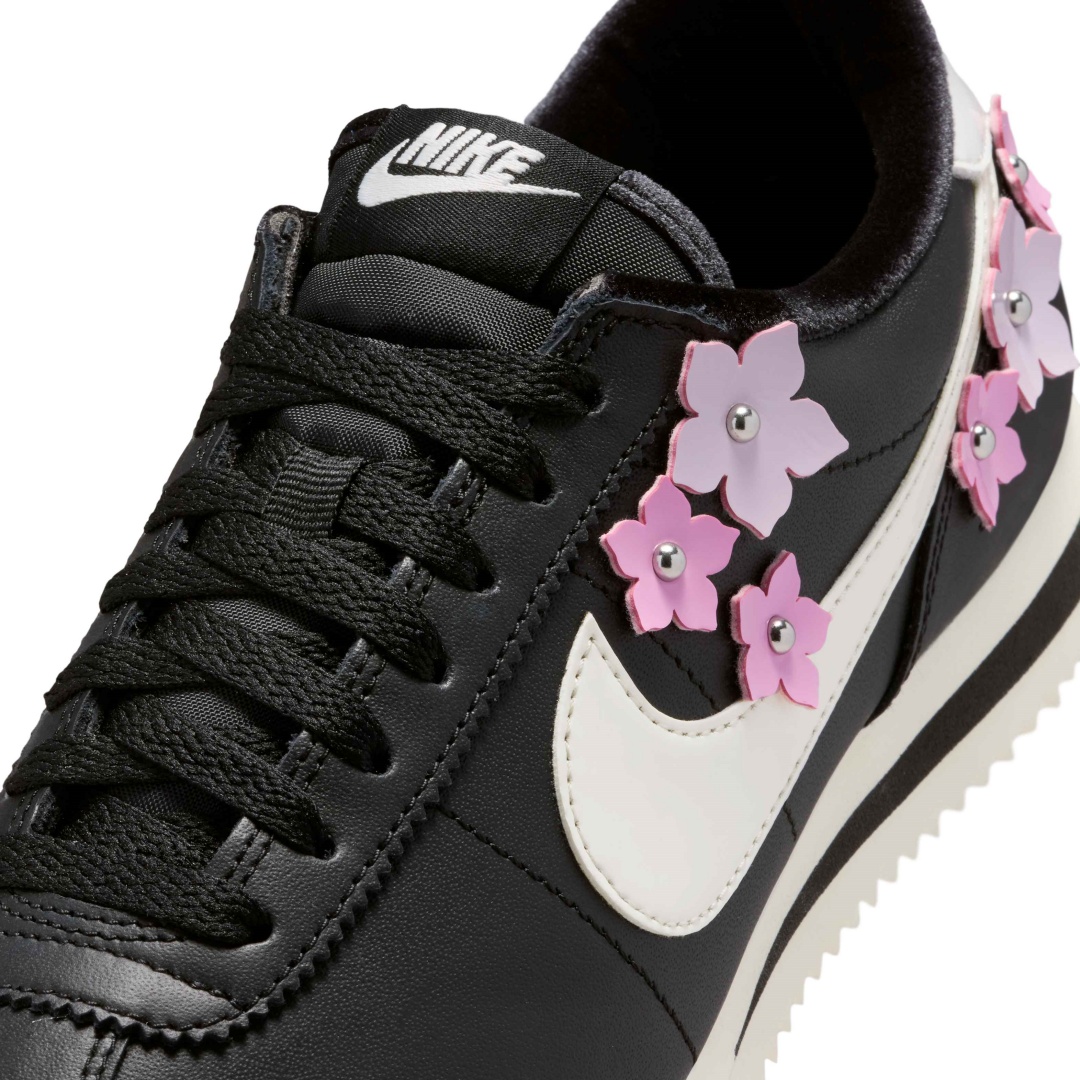 【2026年 発売】NIKE CORTEZ LEATHER “Floral Pack/Black/Pink Rise” (ナイキ コルテッツ レザー “フローラルパック/ブラック/ピンクライズ”) [IV5675-001]