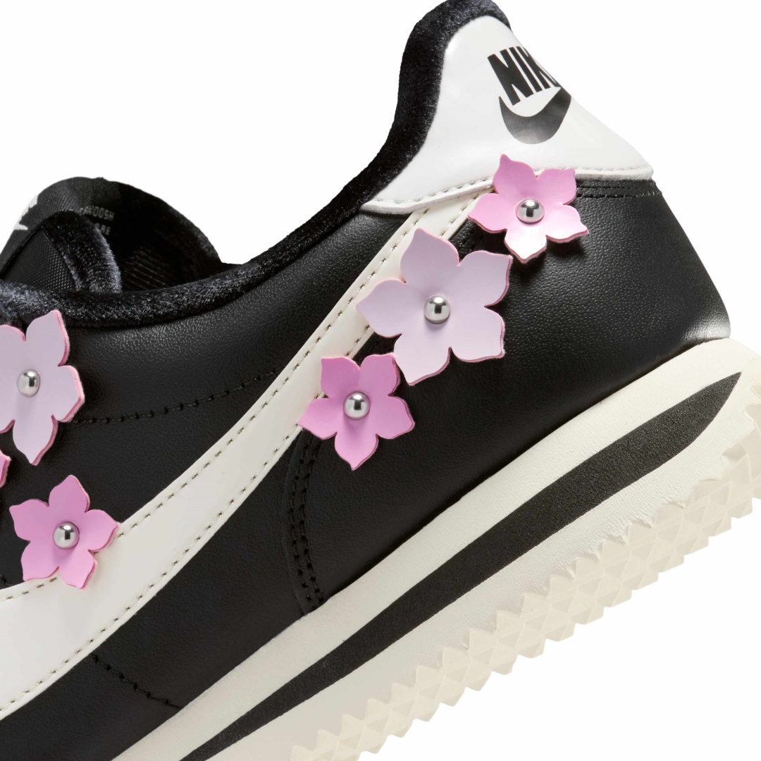 【2026年 発売】NIKE CORTEZ LEATHER “Floral Pack/Black/Pink Rise” (ナイキ コルテッツ レザー “フローラルパック/ブラック/ピンクライズ”) [IV5675-001]