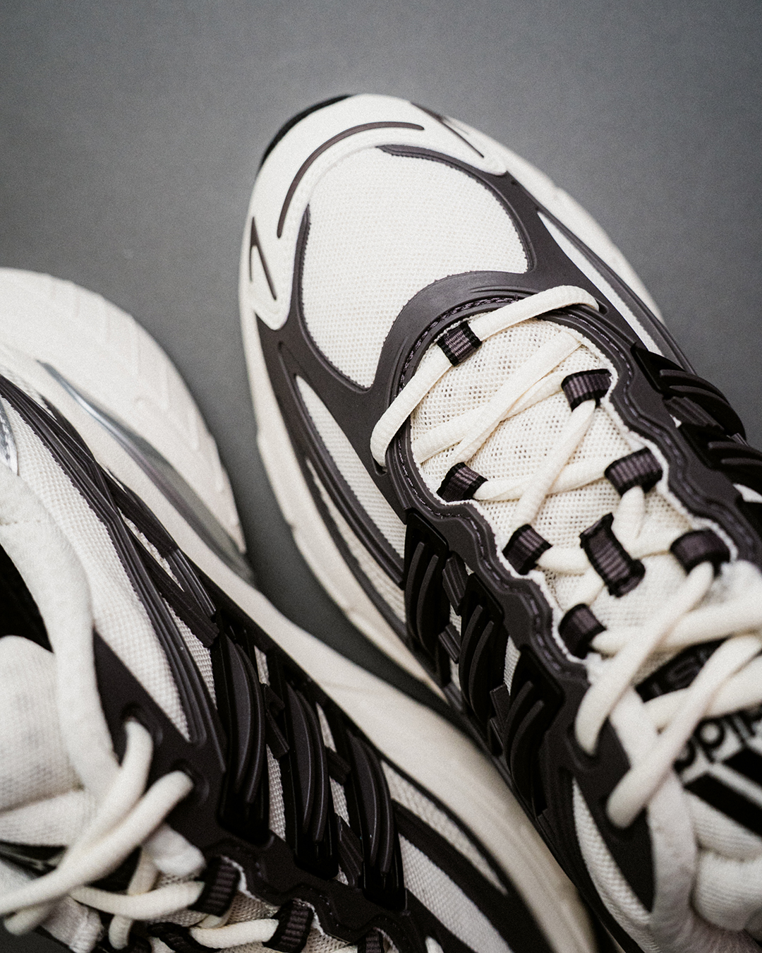 【2026年 6/4 発売】adidas Originals ADISTAR XLG 2.0 “Grey Strata/Core Black” (アディダス オリジナルス アディスター エクストララージ “グレー/ブラック/ホワイト”) [KJ7895]