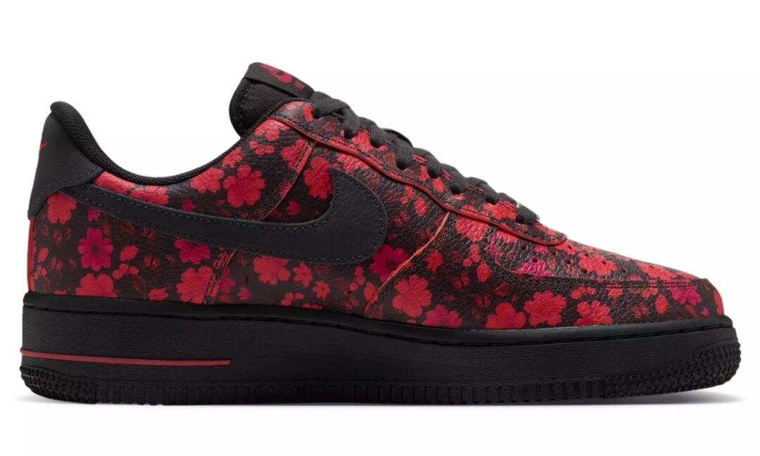 【2026年 発売】LIBERTY × NIKE AIR FORCE 1 LOW QS “Floral/Light Crimson/Black” (リバティ ナイキ エア フォース ロー “フローラル/ライトクリムゾン/ブラック”) [744067-600]