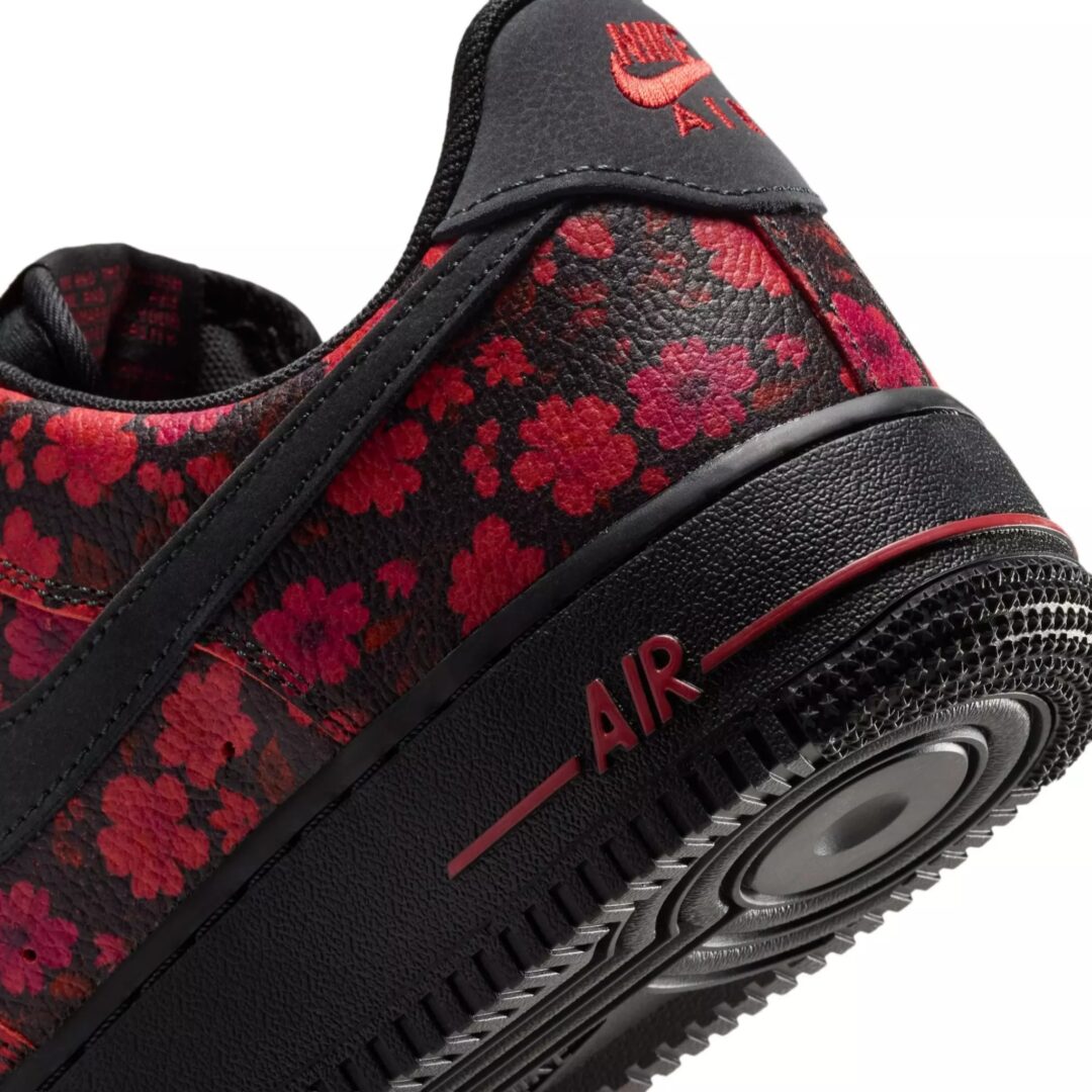 【2026年 発売】LIBERTY × NIKE AIR FORCE 1 LOW QS “Floral/Light Crimson/Black” (リバティ ナイキ エア フォース ロー “フローラル/ライトクリムゾン/ブラック”) [744067-600]
