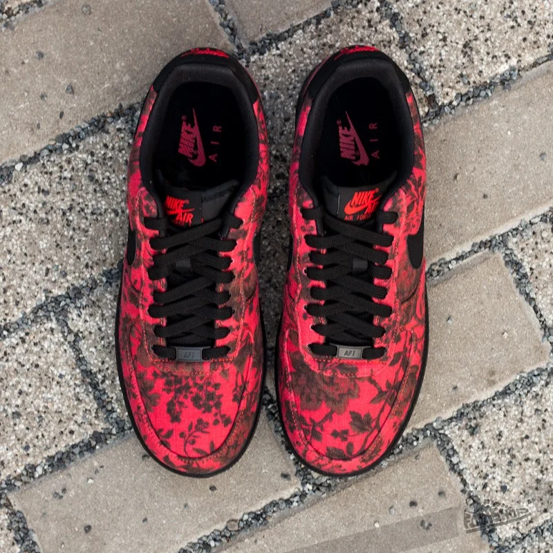 【2026年 発売】LIBERTY × NIKE AIR FORCE 1 LOW QS “Floral/Light Crimson/Black” (リバティ ナイキ エア フォース ロー “フローラル/ライトクリムゾン/ブラック”) [744067-600]