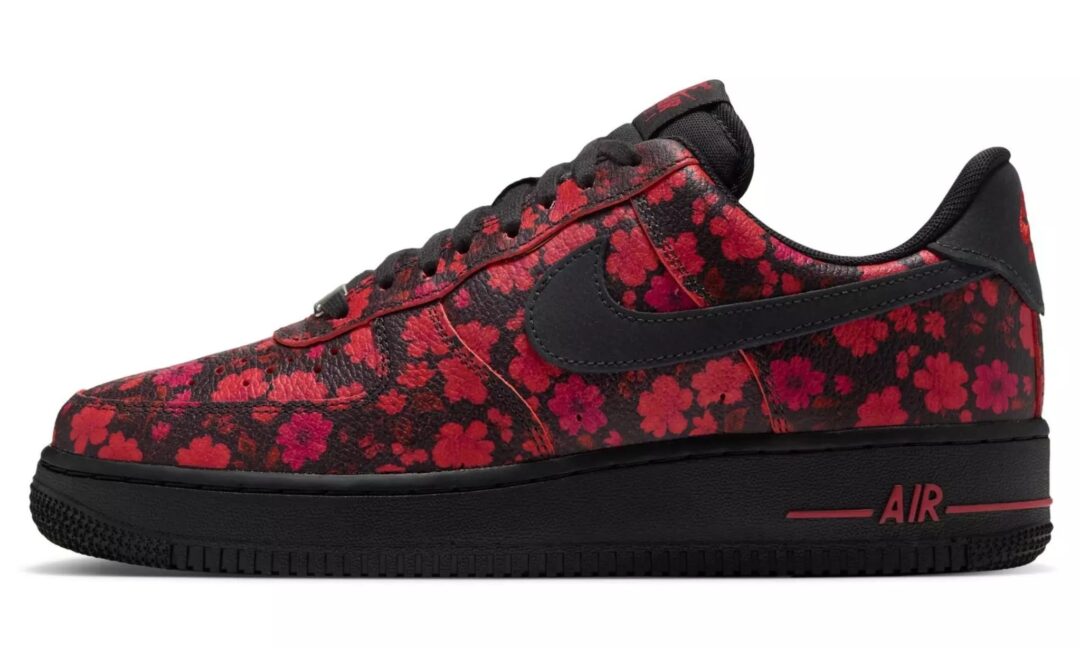 【2026年 発売】LIBERTY × NIKE AIR FORCE 1 LOW QS “Floral/Light Crimson/Black” (リバティ ナイキ エア フォース ロー “フローラル/ライトクリムゾン/ブラック”) [744067-600]