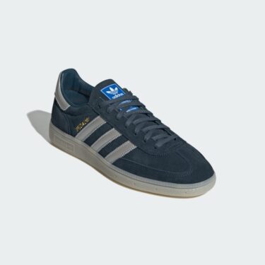 【2026年 8/1 発売】adidas Originals HANDBALL SPEZIAL Made in Germany “Arctic Night” (アディダス オリジナルス ハンドボール スペツィアル) [KK4953]