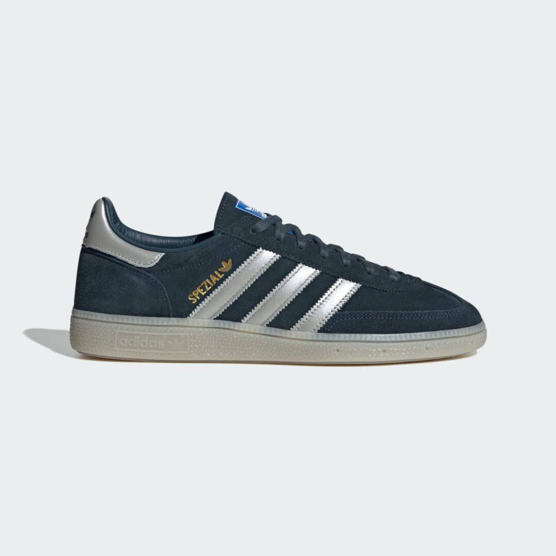 【2026年 8/1 発売】adidas Originals HANDBALL SPEZIAL Made in Germany “Arctic Night” (アディダス オリジナルス ハンドボール スペツィアル) [KK4953]