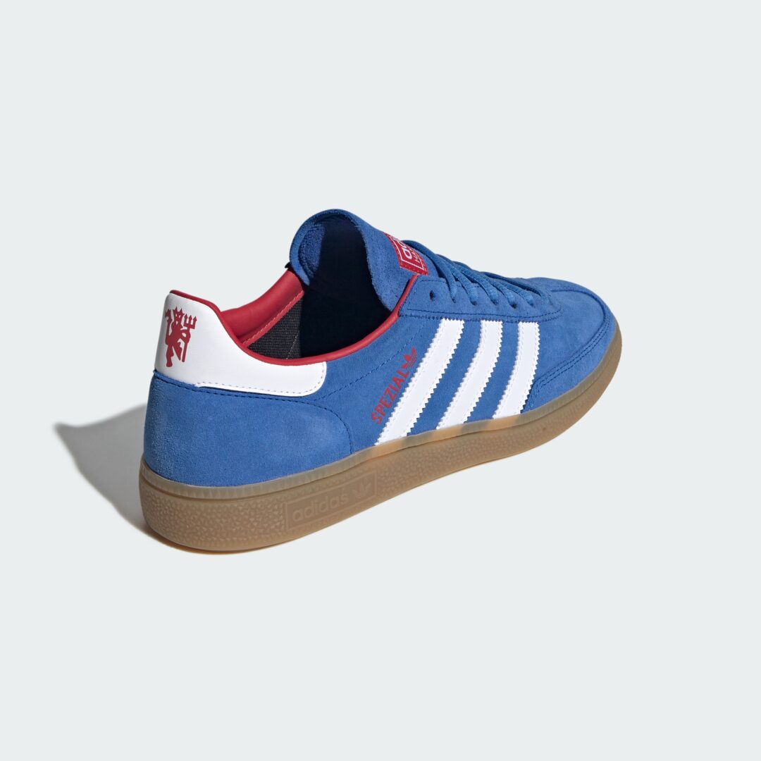 【2026年 7/22 発売】Manchester United × adidas Originals HANDBALL SPEZIAL “Royal Blue” (マンチェスター・ユナイテッド アディダス オリジナルス ハンドボール スペツィアル) [KK3015]