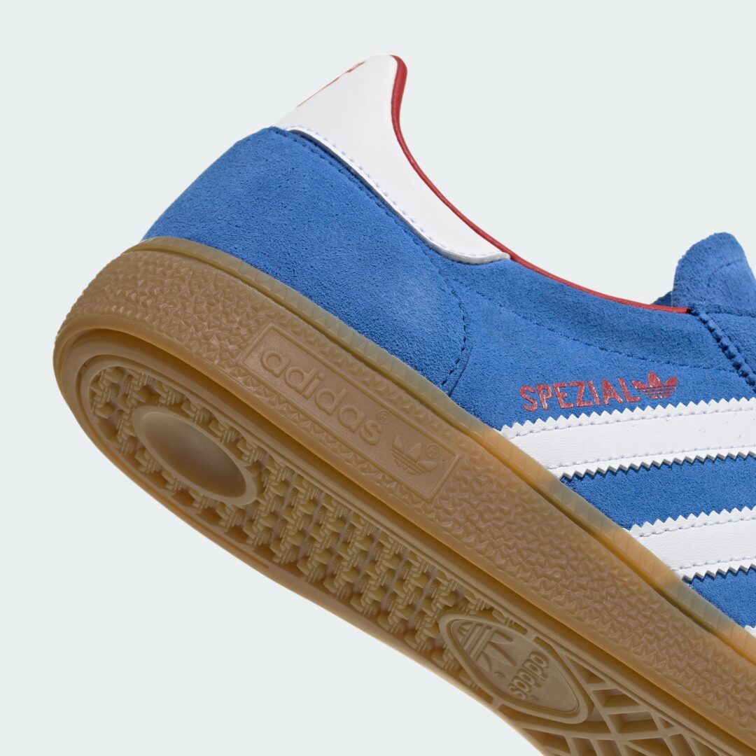 【2026年 7/22 発売】Manchester United × adidas Originals HANDBALL SPEZIAL “Royal Blue” (マンチェスター・ユナイテッド アディダス オリジナルス ハンドボール スペツィアル) [KK3015]