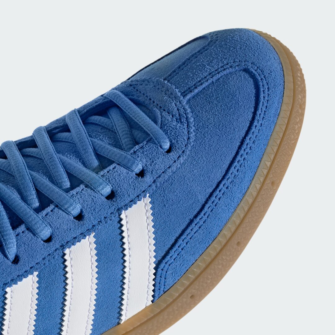 【2026年 7/22 発売】Manchester United × adidas Originals HANDBALL SPEZIAL “Royal Blue” (マンチェスター・ユナイテッド アディダス オリジナルス ハンドボール スペツィアル) [KK3015]