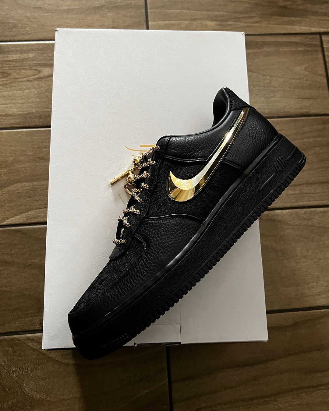 【海外 2026年 7/10 発売】Victor Solomon x NIKE “Trophies Collection – Black/Metallic Gold” (ヴィクター・ソロモン ナイキ “トロフィーコレクション”) [IR2076-001/IR2074-002/IR2077-001]