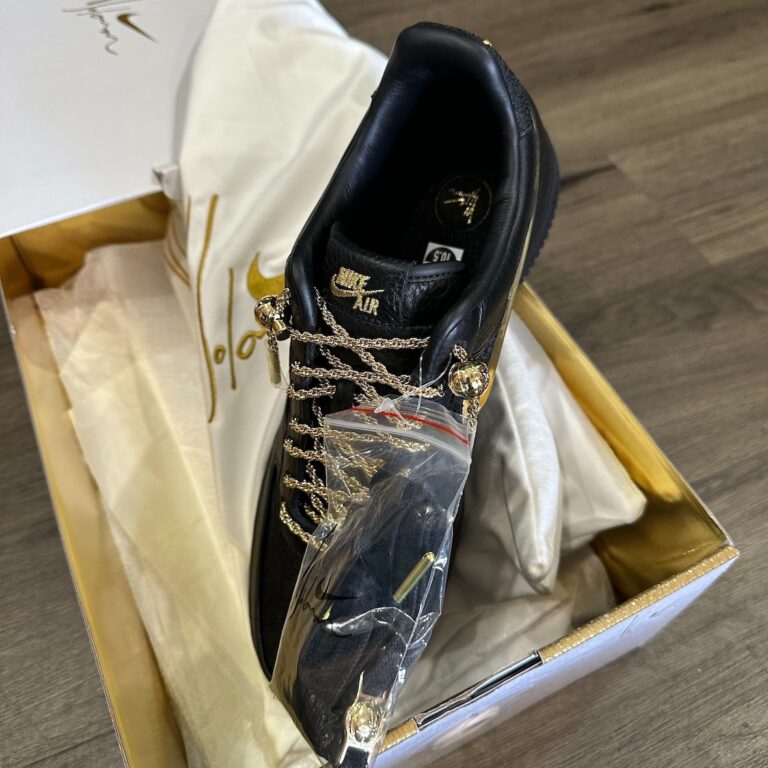 【海外 2026年 7/10 発売】Victor Solomon x NIKE “Trophies Collection – Black/Metallic Gold” (ヴィクター・ソロモン ナイキ “トロフィーコレクション”) [IR2076-001/IR2074-002/IR2077-001]