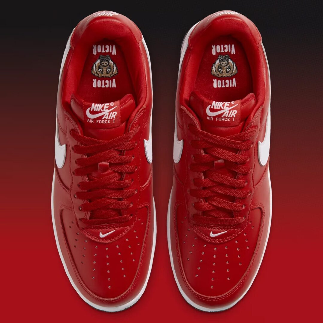 【2026年 8/6 発売予定】VICTOR VICTOR WORLDWIDE x NIKE AIR FORCE 1 01 LOW “Red/White” (ヴィクター・ヴィクター・ワールドワイド ナイキ エア フォース 1 ロー “レッド/ホワイト”) [IV3238-600]