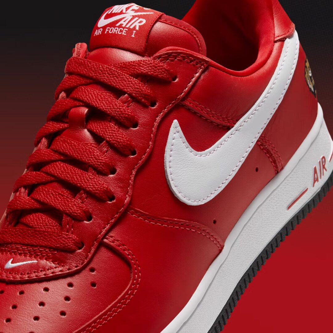 【2026年 8/6 発売予定】VICTOR VICTOR WORLDWIDE x NIKE AIR FORCE 1 01 LOW “Red/White” (ヴィクター・ヴィクター・ワールドワイド ナイキ エア フォース 1 ロー “レッド/ホワイト”) [IV3238-600]