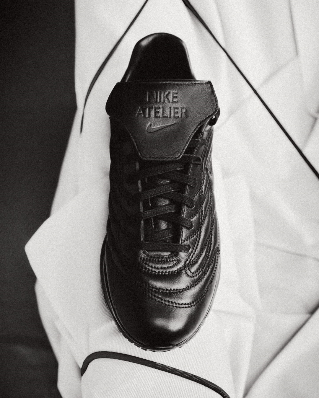 【2026年 7/8 発売予定】NIKE ATELIER MERC PREMIUM “Black/Game Royal” (ナイキ アトリエ メルク プレミアム “ブラック/ゲームロイヤル”) [JF4859-001]