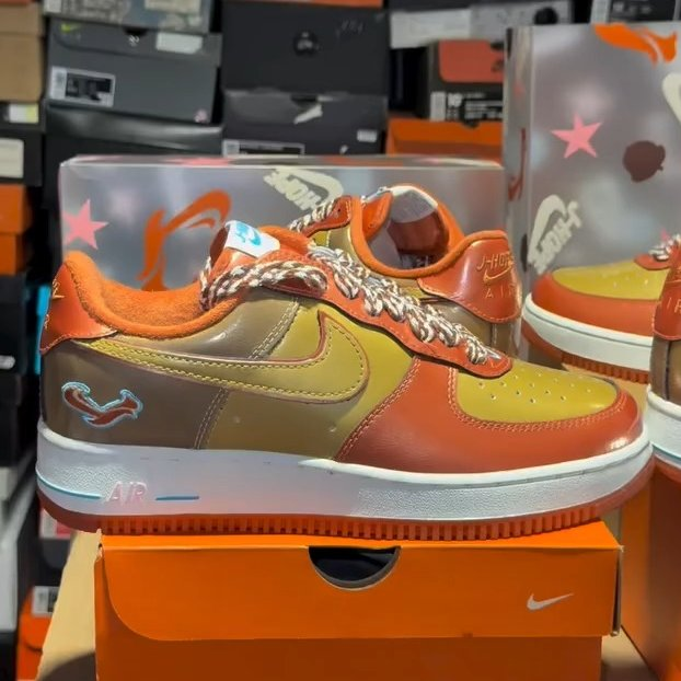 【2026年 10/17 & 10/22 発売】NIGO x BTS/J-Hope x NIKE AIR FORCE 1 01 LOW “Burnt Sunrise” (ニゴー ジェイホープ ナイキ エア フォース 1 ロー “バーントサンライズ”) [IO8766-800]