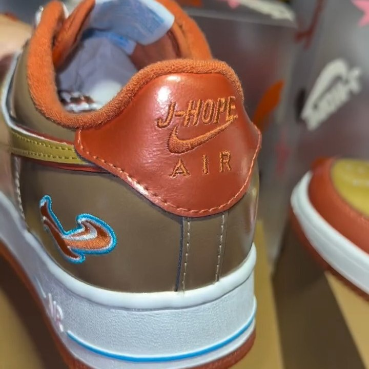 【2026年 10/17 & 10/22 発売】NIGO x BTS/J-Hope x NIKE AIR FORCE 1 01 LOW “Burnt Sunrise” (ニゴー ジェイホープ ナイキ エア フォース 1 ロー “バーントサンライズ”) [IO8766-800]