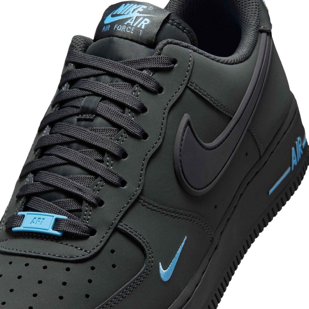 【2026年 発売】NIKE AIR FORCE 1 07 LOW “Anthracite/Football Blue” (ナイキ エア フォース 1 ロー “アンスラサイト/フットボールブルー”) [IV4682-060]