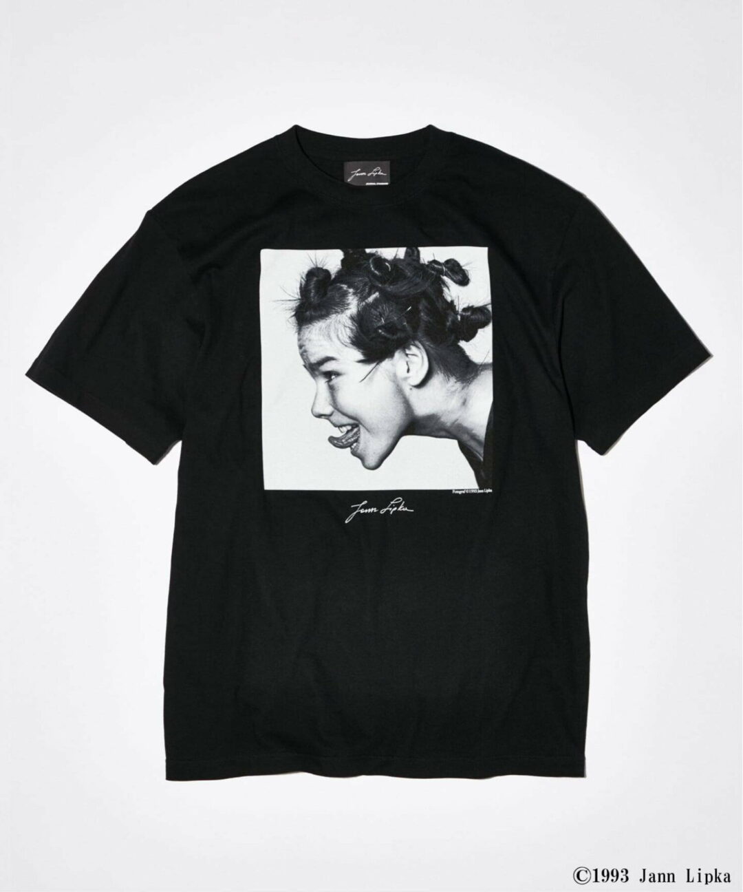 Jann Lipka Bjork Portrait 1993 × JOURNAL STANDARD プリントTEEが2026年 8月上旬 発売 (ジャーナルスタンダード ビョーク)