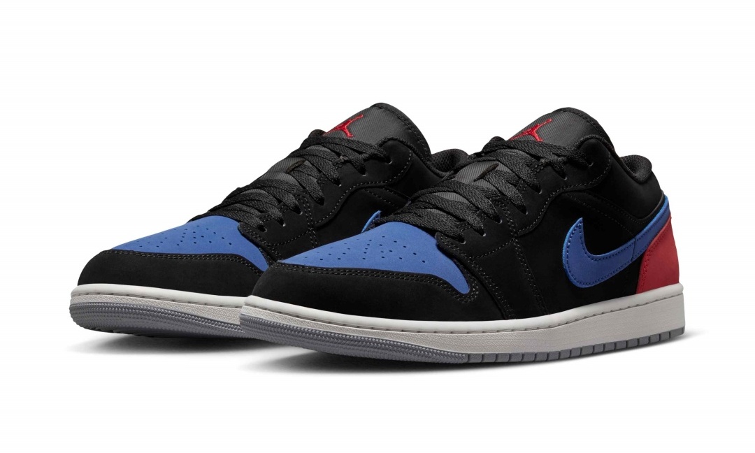 【2026年 発売】NIKE AIR JORDAN 1 LOW “Black/True Blue/Varsity Red” (ナイキ エア ジョーダン ロー “ブラック/トゥルーブルー/バーシティレッド”) [553558-049]