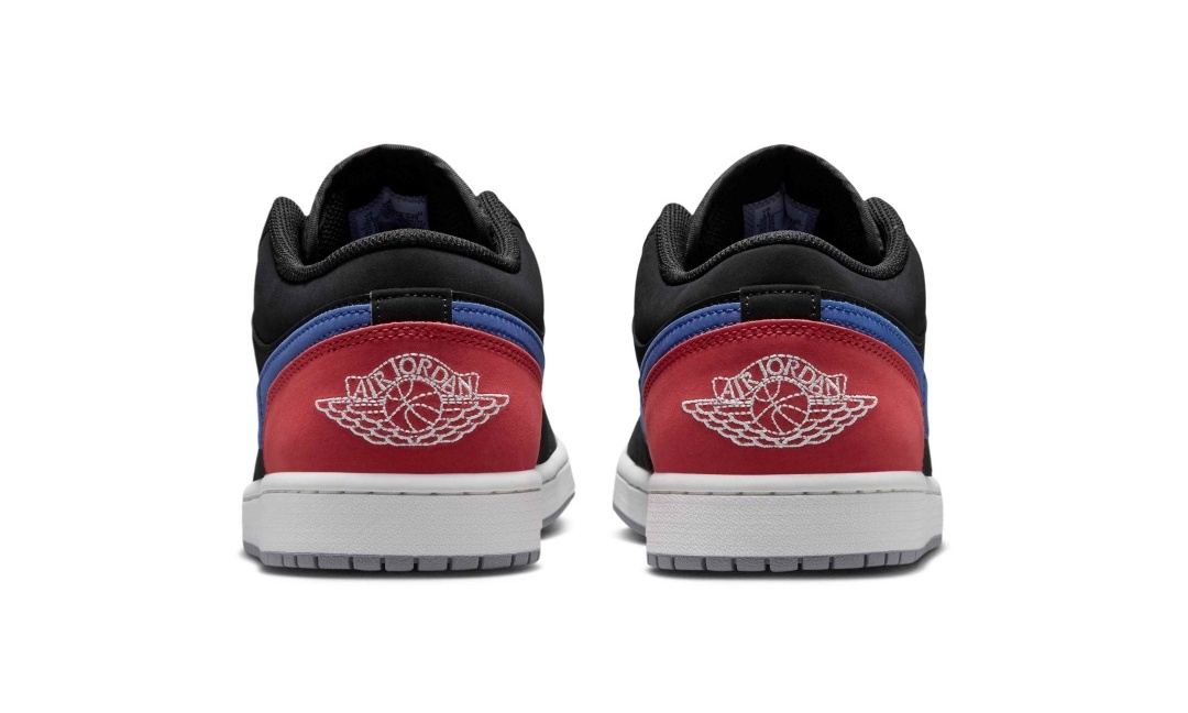 【2026年 発売】NIKE AIR JORDAN 1 LOW “Black/True Blue/Varsity Red” (ナイキ エア ジョーダン ロー “ブラック/トゥルーブルー/バーシティレッド”) [553558-049]