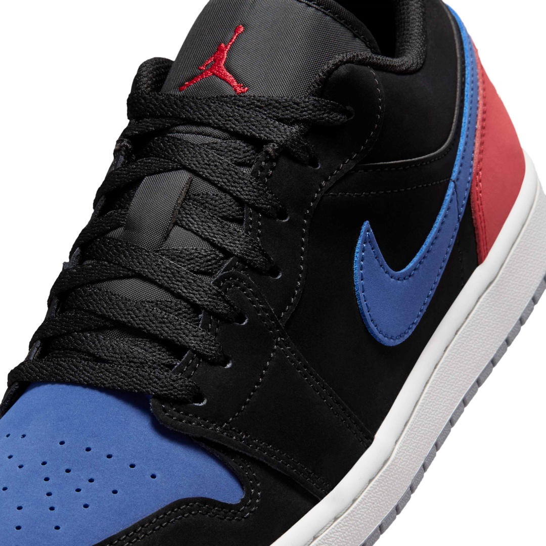 【2026年 発売】NIKE AIR JORDAN 1 LOW “Black/True Blue/Varsity Red” (ナイキ エア ジョーダン ロー “ブラック/トゥルーブルー/バーシティレッド”) [553558-049]