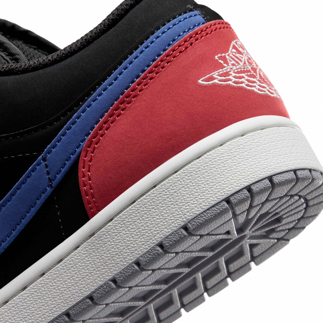 【2026年 発売】NIKE AIR JORDAN 1 LOW “Black/True Blue/Varsity Red” (ナイキ エア ジョーダン ロー “ブラック/トゥルーブルー/バーシティレッド”) [553558-049]