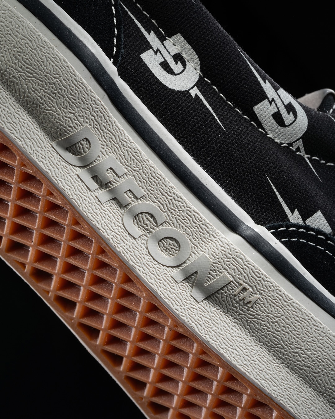 DEFCON × OTW by Vans “SK8-HI 38 & ERA 95 & OLD SKOOL 36″が発売 (デフコン バンズ “スケートハイ エラ オールドスクール”)