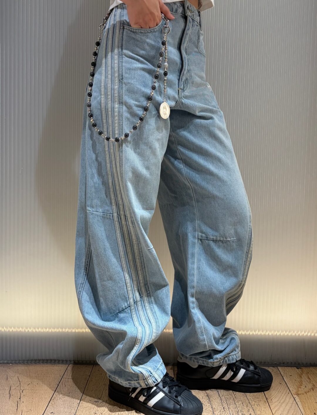 【2026年 発売】adidas Originals “Curved Soft Denim Pants” (アディダス オリジナルス “カーブ ソフト デニム パンツ”)