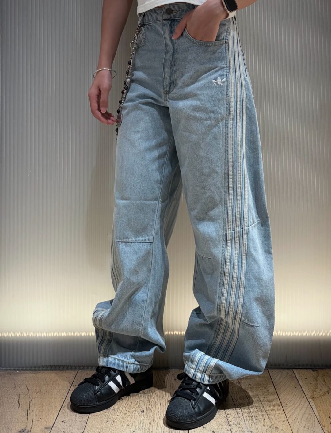【2026年 発売】adidas Originals “Curved Soft Denim Pants” (アディダス オリジナルス “カーブ ソフト デニム パンツ”)
