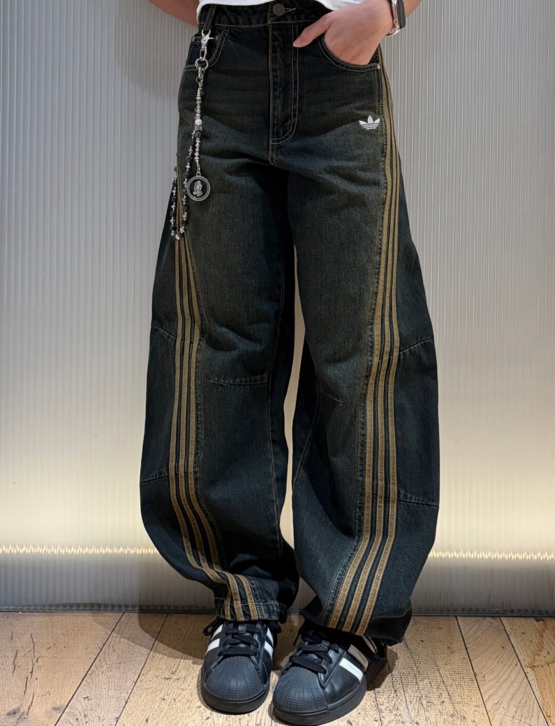 【2026年 発売】adidas Originals “Curved Soft Denim Pants” (アディダス オリジナルス “カーブ ソフト デニム パンツ”)