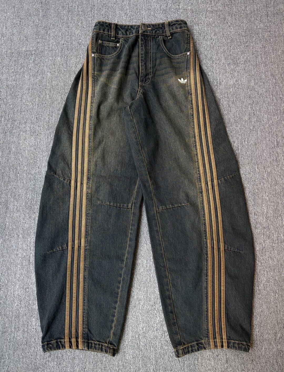【2026年 発売】adidas Originals “Curved Soft Denim Pants” (アディダス オリジナルス “カーブ ソフト デニム パンツ”)