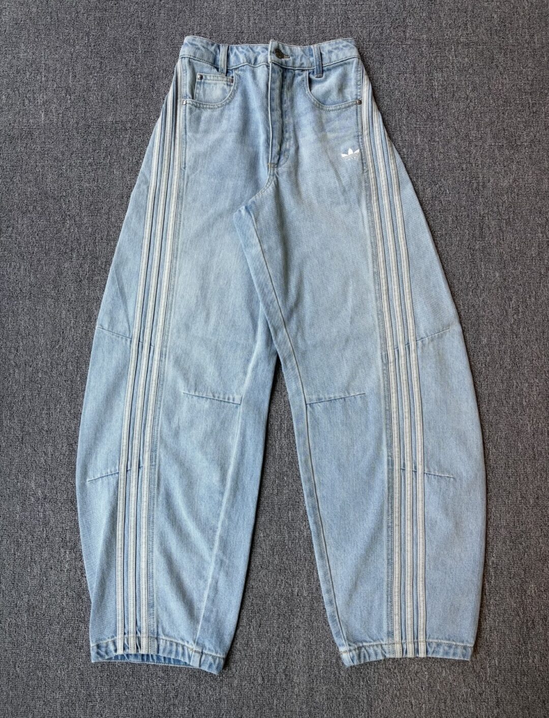 【2026年 発売】adidas Originals “Curved Soft Denim Pants” (アディダス オリジナルス “カーブ ソフト デニム パンツ”)