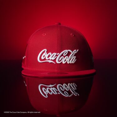 Coca-Cola × New Eraから河村康輔氏とのトリプルコラボレーションコレクションが2026年 8/6 発売 (コカコーラ ニューエラ)