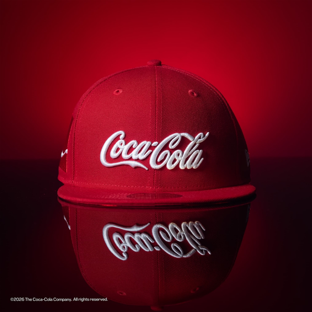 Coca-Cola × New Eraから河村康輔氏とのトリプルコラボレーションコレクションが2026年 8/6 発売 (コカコーラ ニューエラ)