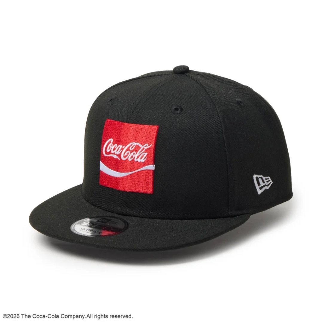 Coca-Cola × New Eraから河村康輔氏とのトリプルコラボレーションコレクションが2026年 8/6 発売 (コカコーラ ニューエラ)