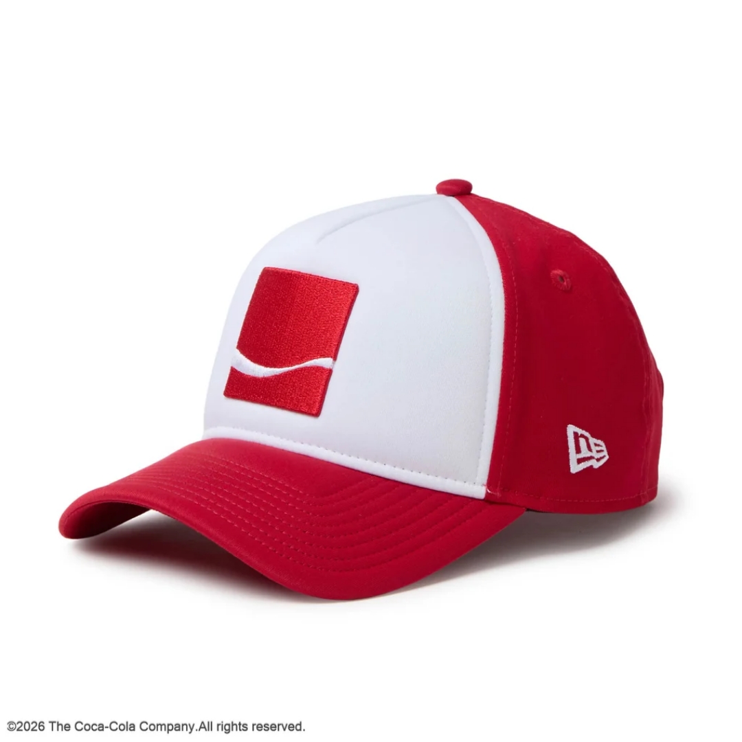 Coca-Cola × New Eraから河村康輔氏とのトリプルコラボレーションコレクションが2026年 8/6 発売 (コカコーラ ニューエラ)