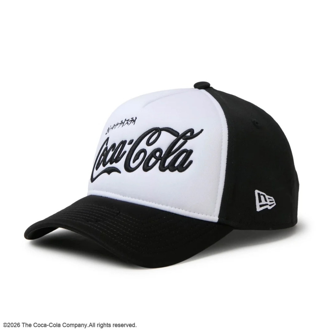 Coca-Cola × New Eraから河村康輔氏とのトリプルコラボレーションコレクションが2026年 8/6 発売 (コカコーラ ニューエラ)
