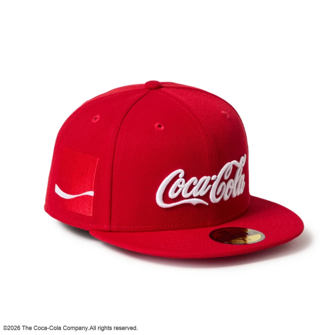 Coca-Cola × New Eraから河村康輔氏とのトリプルコラボレーションコレクションが2026年 8/6 発売 (コカコーラ ニューエラ)