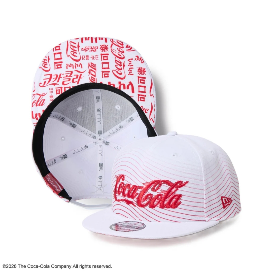 Coca-Cola × New Eraから河村康輔氏とのトリプルコラボレーションコレクションが2026年 8/6 発売 (コカコーラ ニューエラ)