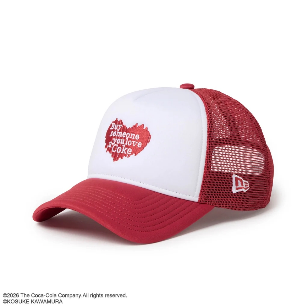 Coca-Cola × New Eraから河村康輔氏とのトリプルコラボレーションコレクションが2026年 8/6 発売 (コカコーラ ニューエラ)