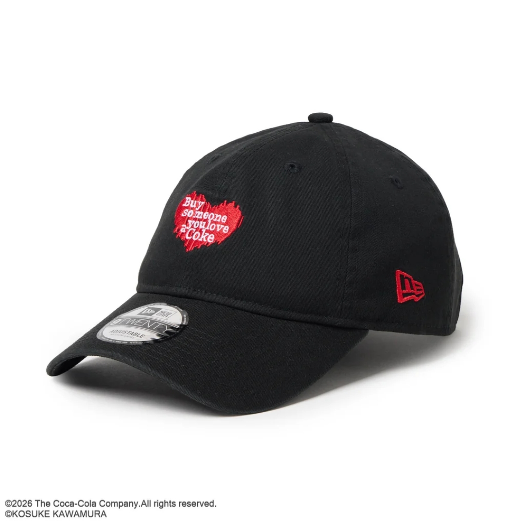 Coca-Cola × New Eraから河村康輔氏とのトリプルコラボレーションコレクションが2026年 8/6 発売 (コカコーラ ニューエラ)