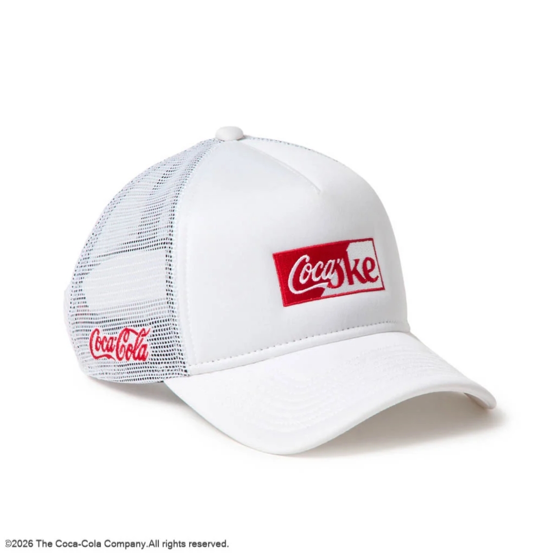 Coca-Cola × New Eraから河村康輔氏とのトリプルコラボレーションコレクションが2026年 8/6 発売 (コカコーラ ニューエラ)