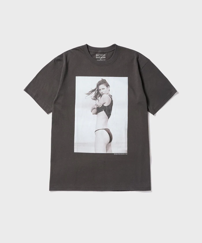 BIOTOP × Kate Moss by Patrick Demarchelier “Photo Tee 2026年 春夏モデル” 第2弾が7/31 発売 (ケイト・モス ビオトープ)