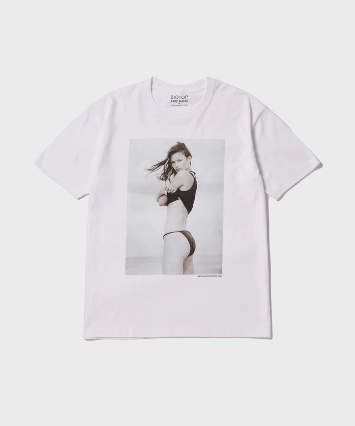 BIOTOP × Kate Moss by Patrick Demarchelier “Photo Tee 2026年 春夏モデル” 第2弾が7/31 発売 (ケイト・モス ビオトープ)