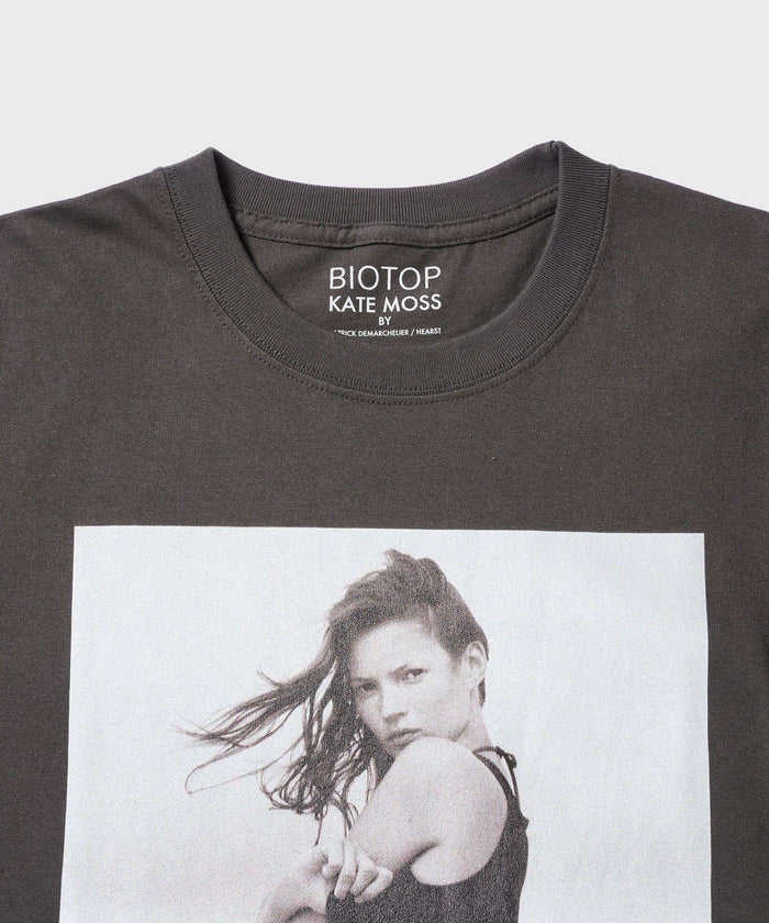 BIOTOP × Kate Moss by Patrick Demarchelier “Photo Tee 2026年 春夏モデル” 第2弾が7/31 発売 (ケイト・モス ビオトープ)