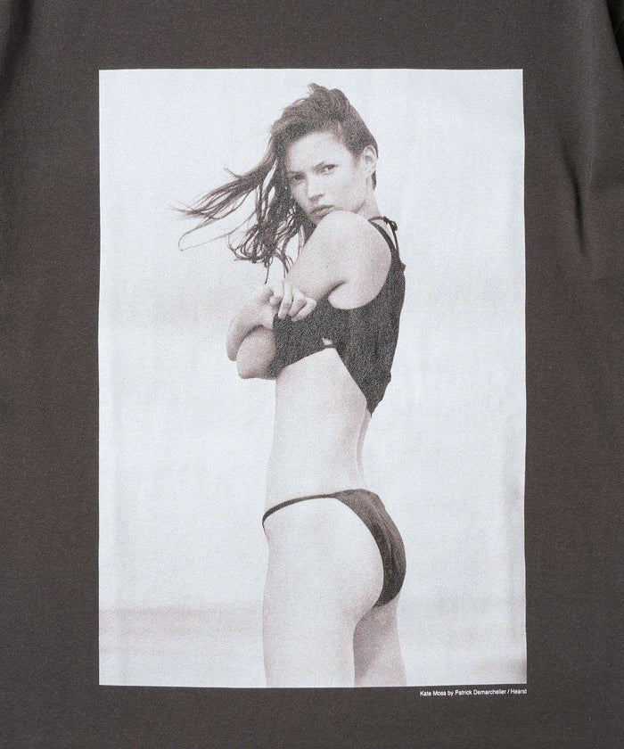 BIOTOP × Kate Moss by Patrick Demarchelier “Photo Tee 2026年 春夏モデル” 第2弾が7/31 発売 (ケイト・モス ビオトープ)