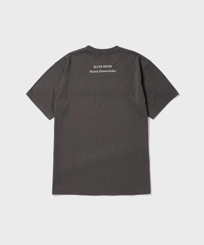 BIOTOP × Kate Moss by Patrick Demarchelier “Photo Tee 2026年 春夏モデル” 第2弾が7/31 発売 (ケイト・モス ビオトープ)