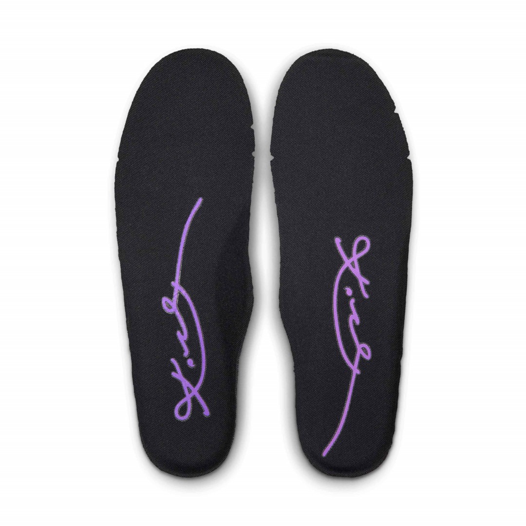 【2026年 10/1 発売】Kobe Bryant × NIKE AIR FORCE 1 LOW “Black/Purple Stardust” (コービー・ブライアント ナイキ エア フォース 1 ロー “ブラック/パープルスターダスト”) [IB0018-007]