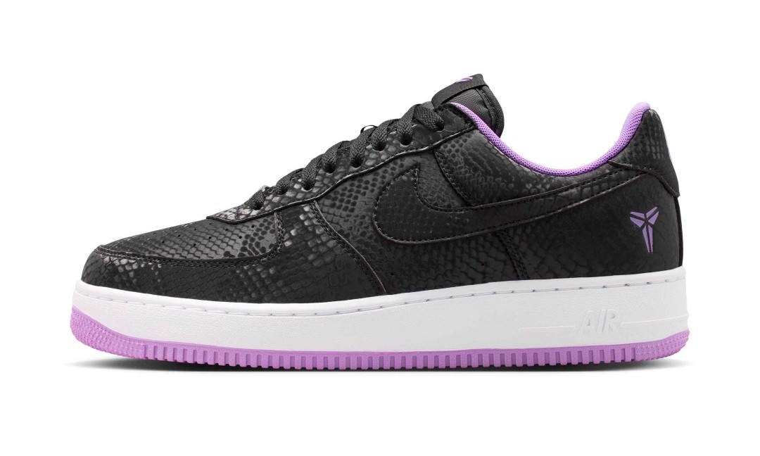 【2026年 10/1 発売】Kobe Bryant × NIKE AIR FORCE 1 LOW “Black/Purple Stardust” (コービー・ブライアント ナイキ エア フォース 1 ロー “ブラック/パープルスターダスト”) [IB0018-007]