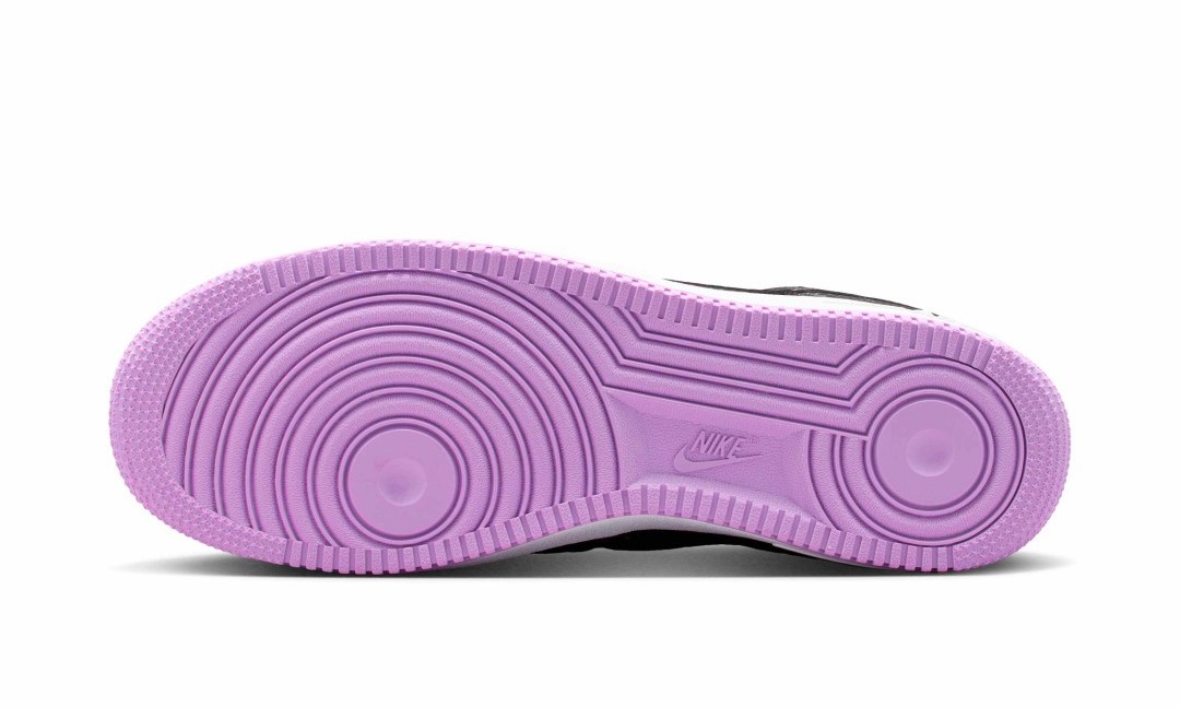 【2026年 10/1 発売】Kobe Bryant × NIKE AIR FORCE 1 LOW “Black/Purple Stardust” (コービー・ブライアント ナイキ エア フォース 1 ロー “ブラック/パープルスターダスト”) [IB0018-007]